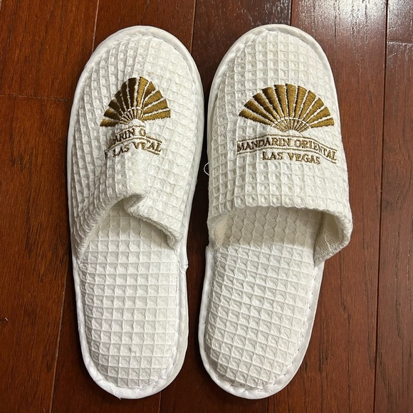 4 pairs new hotel spa Disposable Slippers Closed Toe
White Non-Slip Travel - Picture 6 of 8